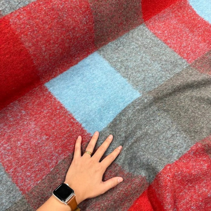 Tissu Laine acrylique épais grands carreaux rouges gris bleu ciel