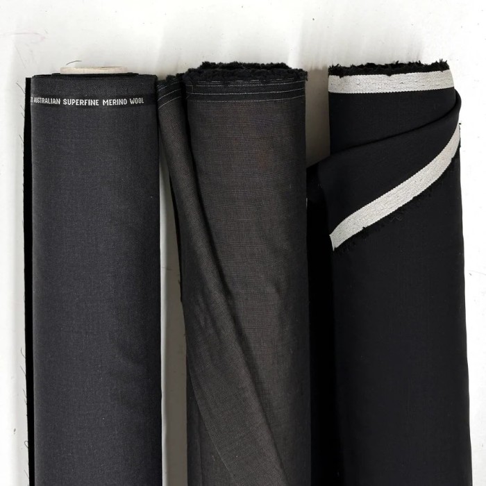 Tissu laine sèche mérinos Super 130’s uni noir à légère brillance