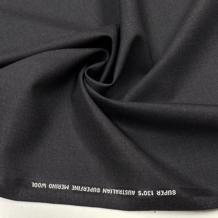 Tissu laine sèche mérinos Super 130’s uni noir à légère brillance
