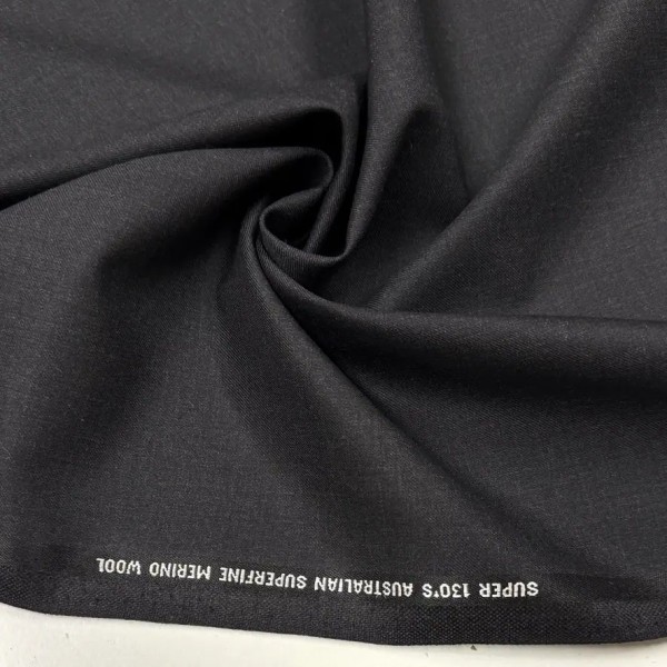 Tissu laine sèche mérinos Super 130’s uni noir à légère brillance Tissu laine sèche mérinos Super 130’s uni noir à légère brillance