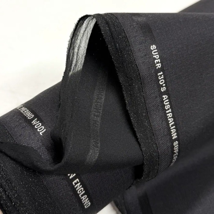 Tissu laine sèche mérinos Super 130’s uni noir à légère brillance