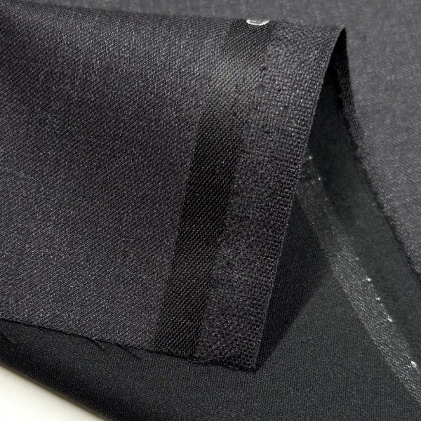 Tissu laine sèche mérinos Super 130’s uni noir à légère brillance Tissu laine sèche mérinos Super 130’s uni noir à légère brillance
