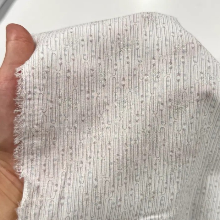 Tissu viscose coton imprimé flèches et étoiles argentées