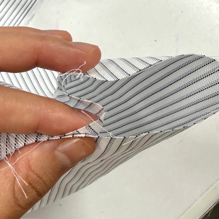 Tissu popeline coton blanc à fines rayures violet