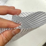 Tissu popeline coton blanc à fines rayures violet