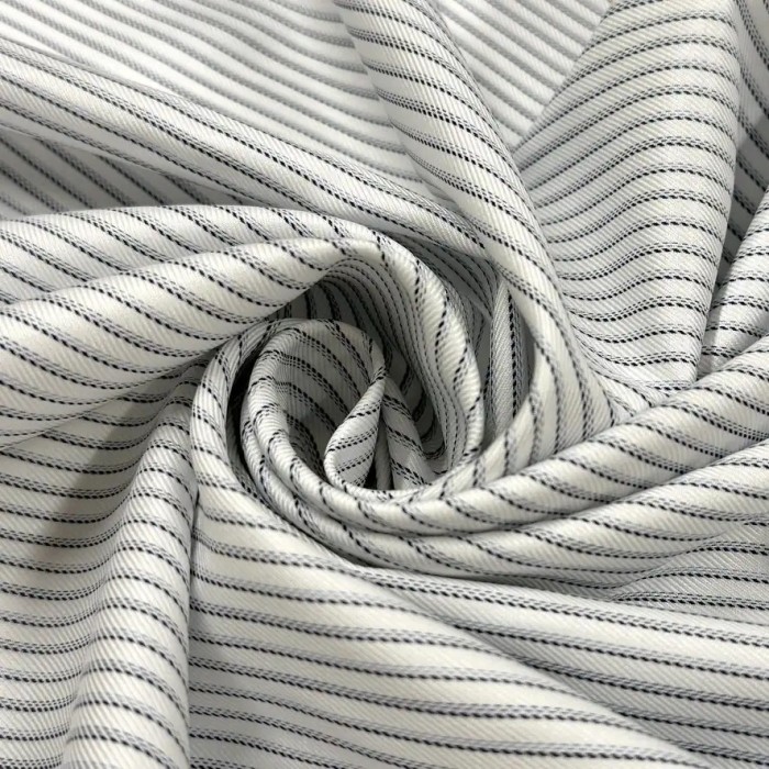 Tissu popeline coton blanc à fines rayures violet