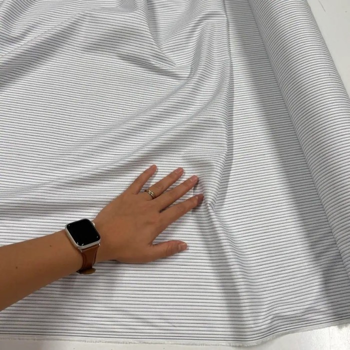 Tissu popeline coton blanc à fines rayures violet