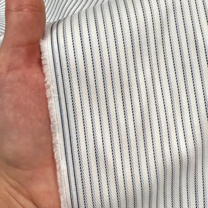 Tissu popeline coton blanc à fines rayures violet