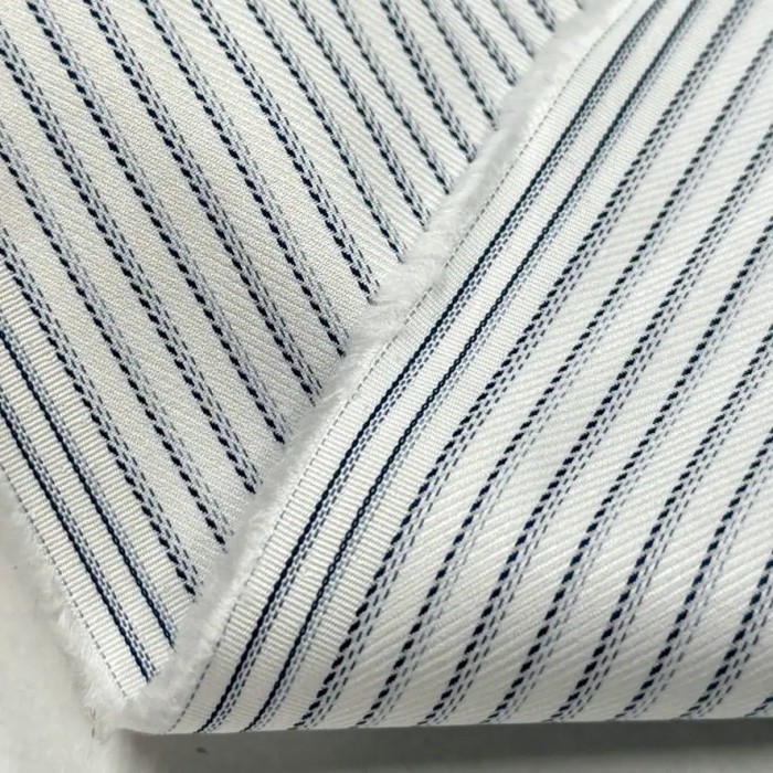 Tissu popeline coton blanc à fines rayures violet