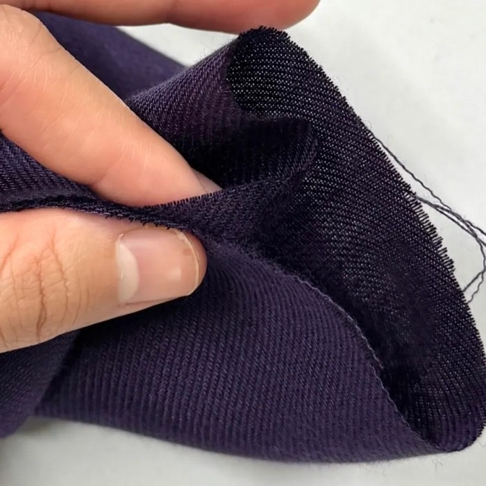 Tissu sergé de viscose uni violet