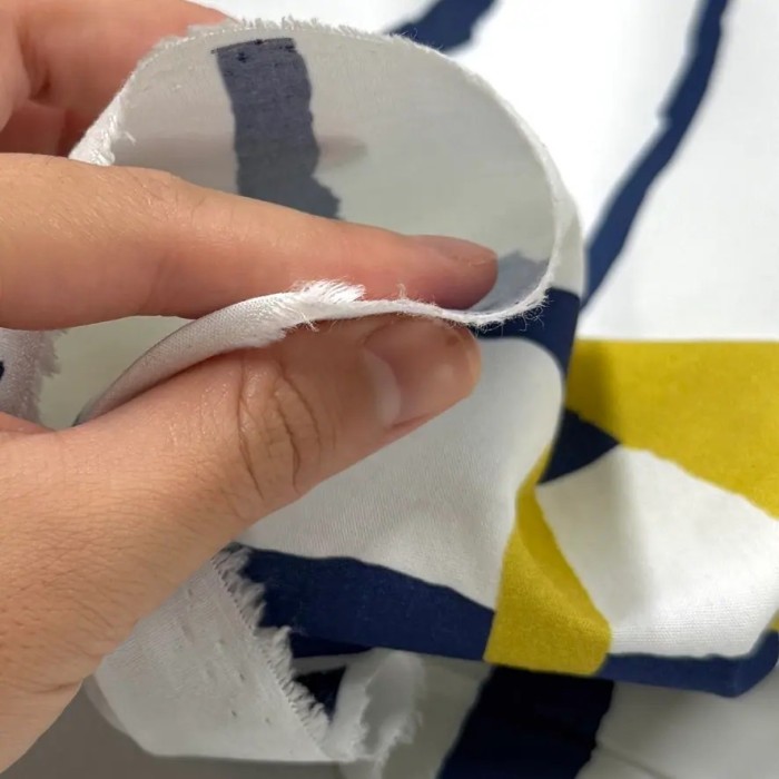 Tissu coton viscose rayé artistique marine olive sur fond blanc