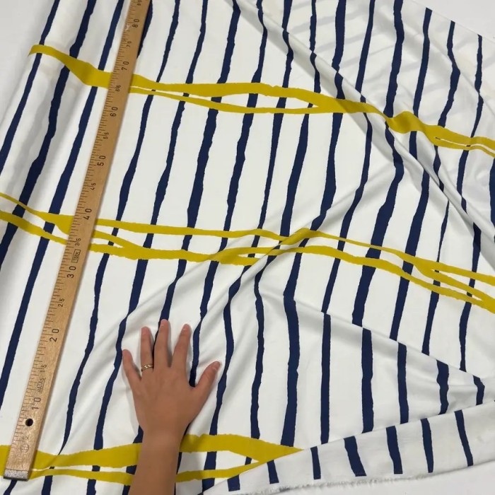 Tissu coton viscose rayé artistique marine olive sur fond blanc