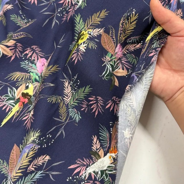Tissu popeline coton perroquets tropical sur fond marine foncé