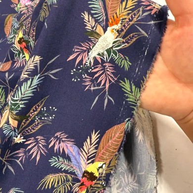 Tissu popeline coton perroquets tropical sur fond marine foncé