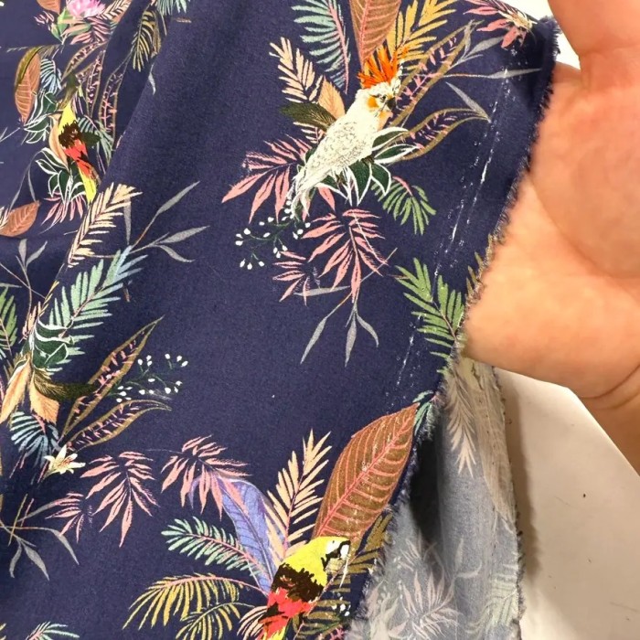 Tissu popeline coton perroquets tropical sur fond marine foncé