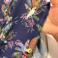 Tissu popeline coton perroquets tropical sur fond marine foncé