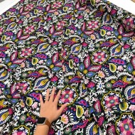 Tissu viscose bohème fleuri multicolore sur fond noir