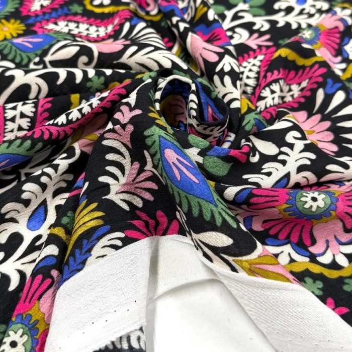 Tissu viscose bohème fleuri multicolore sur fond noir