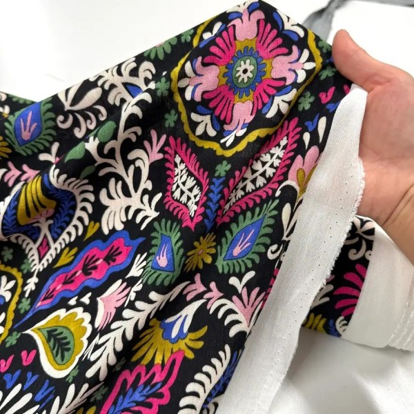 Tissu viscose bohème fleuri multicolore sur fond noir Tissu viscose bohème fleuri multicolore sur fond noir