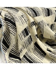 Tissu polyester gaufré rayures abstraites noires sur fond crème