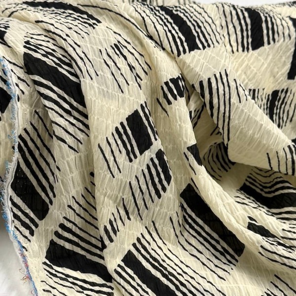 Tissu polyester gaufré rayures abstraites noires sur fond crème Tissu polyester gaufré rayures abstraites noires sur fond crème