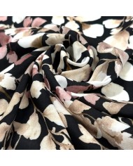 Tissu coton viscose imprimé pétales beiges roses sur fond noir