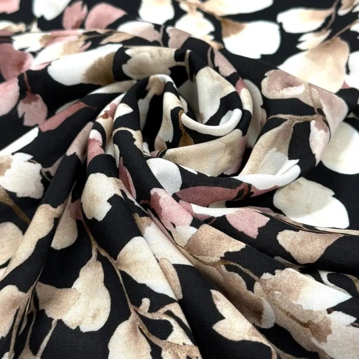 Tissu coton viscose imprimé pétales beiges roses sur fond noir