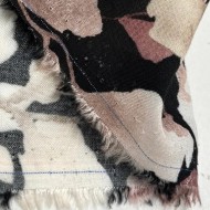 Tissu coton viscose imprimé pétales beiges roses sur fond noir