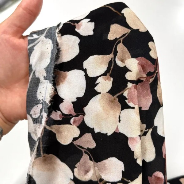 Tissu coton viscose imprimé pétales beiges roses sur fond noir Tissu coton viscose imprimé pétales beiges roses sur fond noir