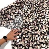 Tissu coton viscose imprimé pétales beiges roses sur fond noir