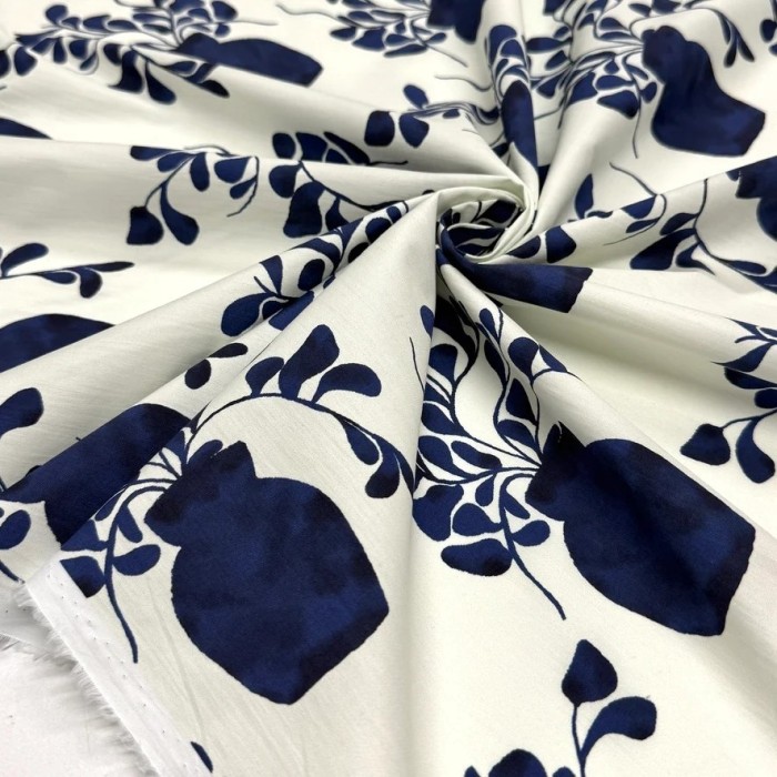 Tissu popeline coton vases et feuillage bleu marine sur fond crème
