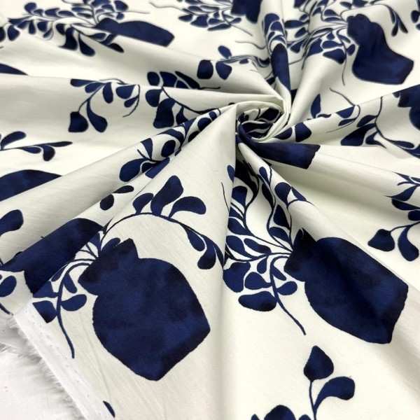 Tissu popeline coton vases et feuillage bleu marine sur fond crème Tissu popeline coton vases et feuillage bleu marine sur fond crème