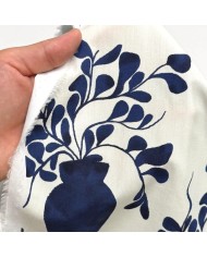 Tissu popeline coton vases et feuillage bleu marine sur fond crème