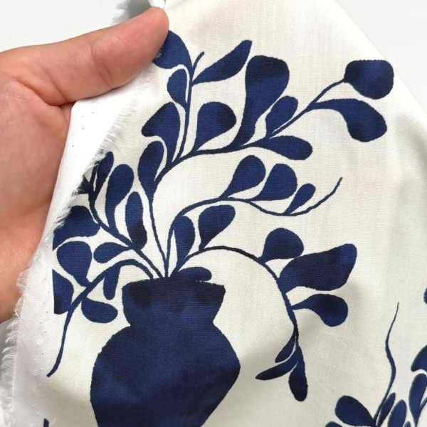 Tissu popeline coton vases et feuillage bleu marine sur fond crème Tissu popeline coton vases et feuillage bleu marine sur fond crème