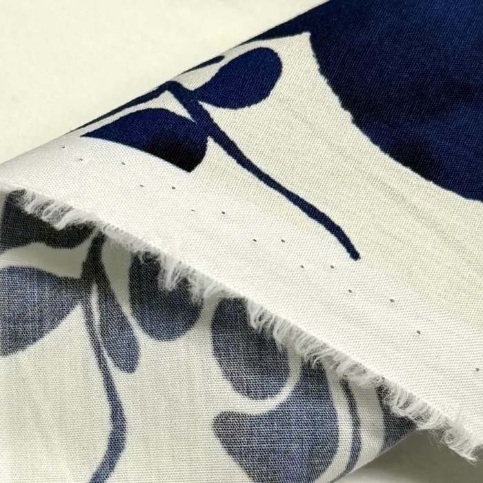 Tissu popeline coton vases et feuillage bleu marine sur fond crème