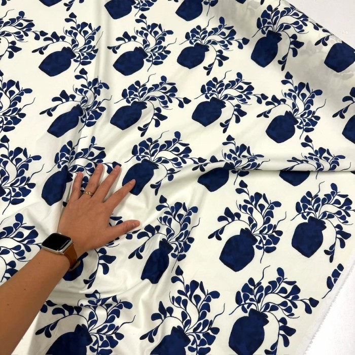 Tissu popeline coton vases et feuillage bleu marine sur fond crème