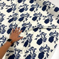 Tissu popeline coton vases et feuillage bleu marine sur fond crème