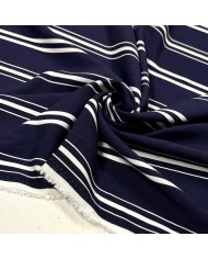 Tissu viscose rayé blanc sur fond bleu marine foncé