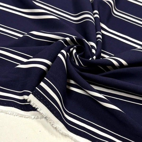 Tissu viscose rayé blanc sur fond bleu marine foncé Tissu viscose rayé blanc sur fond bleu marine foncé
