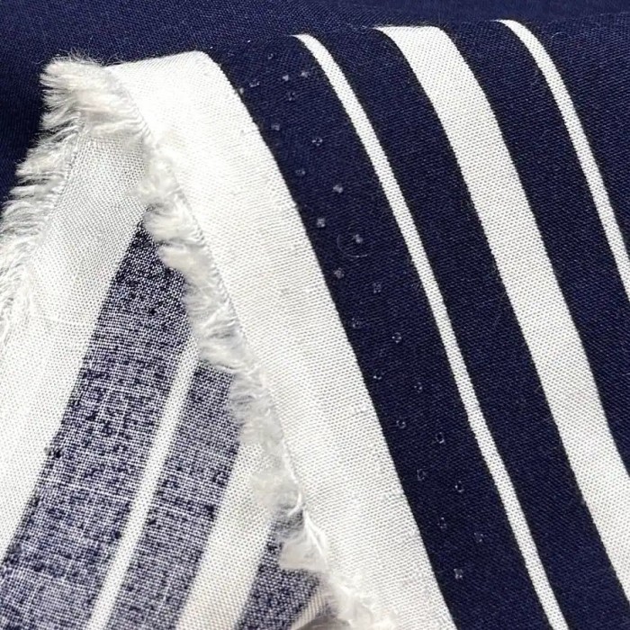 Tissu viscose rayé blanc sur fond bleu marine foncé