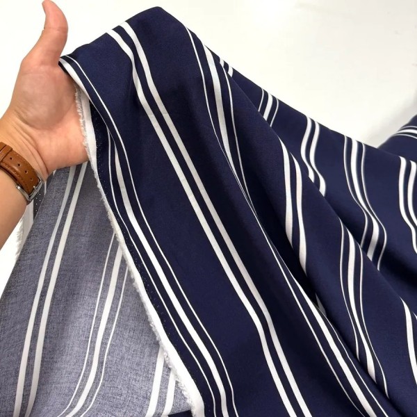 Tissu viscose rayé blanc sur fond bleu marine foncé Tissu viscose rayé blanc sur fond bleu marine foncé