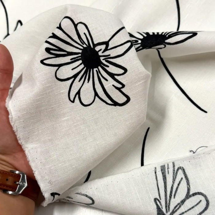 Tissu coton fibres mélangées fleurs noir sur blanc cassé