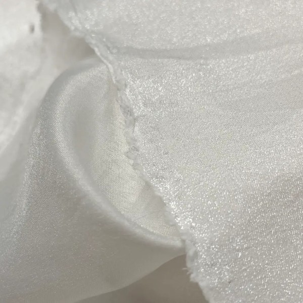 Tissu polyester polyamide satiné blanc nacré Tissu polyester polyamide satiné blanc nacré