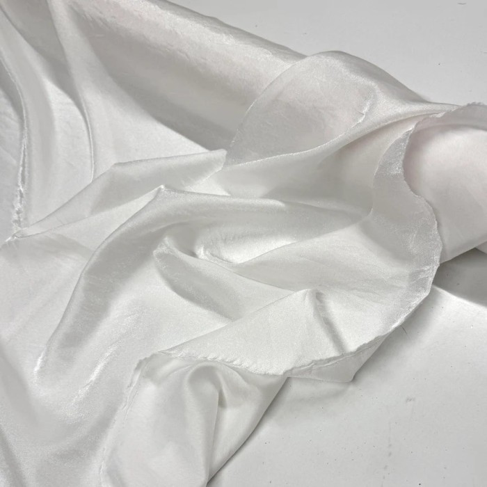 Tissu polyester polyamide satiné blanc nacré