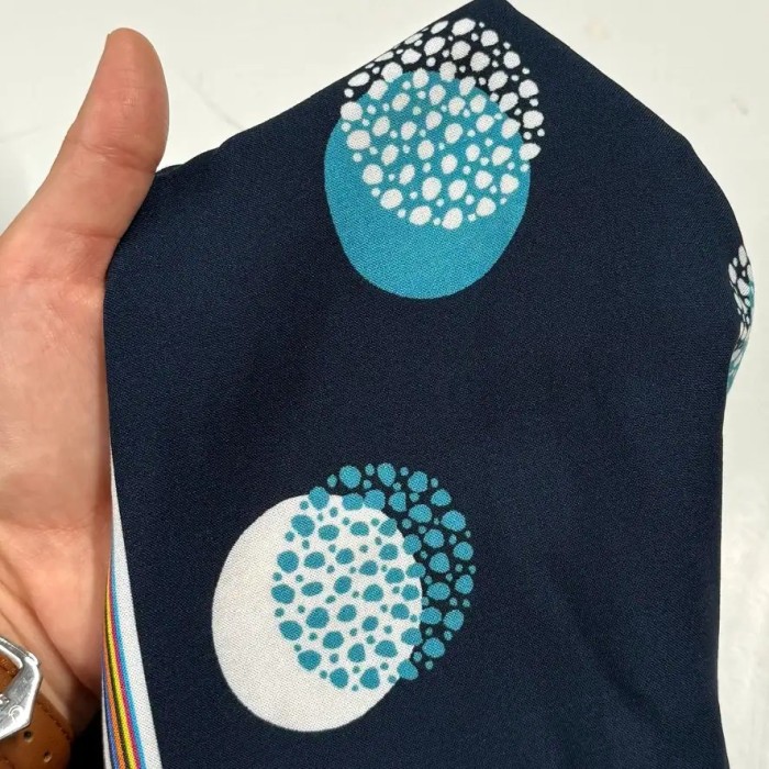 Tissu viscose coton grands pois blancs turquoise sur bleu marine foncé