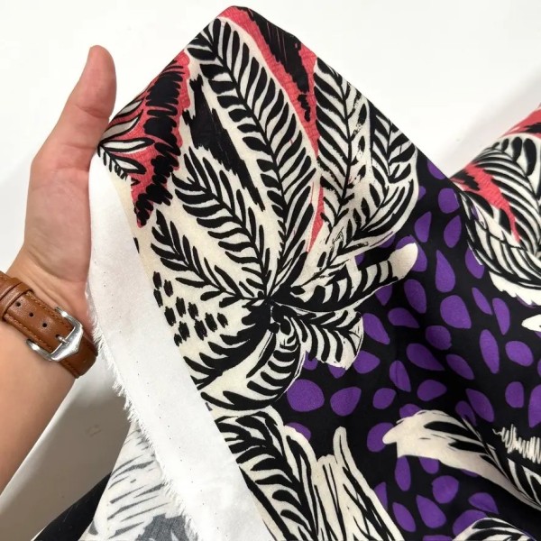 Tissu viscose tropical palmiers fuchsia et violet sur fond noir Tissu viscose tropical palmiers fuchsia et violet sur fond noir