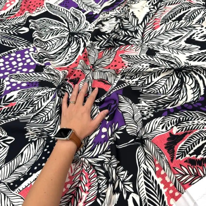 Tissu viscose tropical palmiers fuchsia et violet sur fond noir