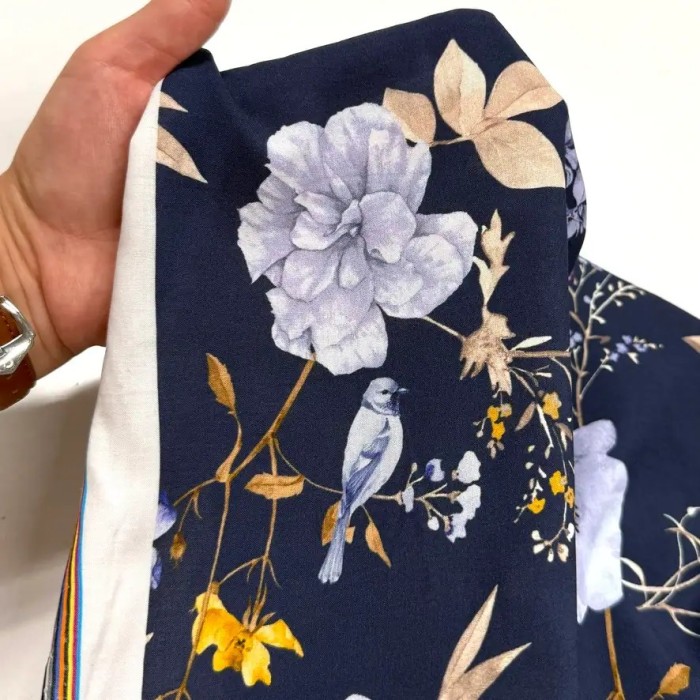 Tissu coton viscose fleurs pivoines sur fond bleu nuit