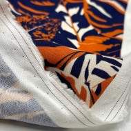 Tissu viscose feuillage orange sur fond bleu marine foncé