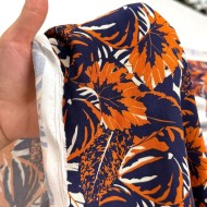 Tissu viscose feuillage orange sur fond bleu marine foncé